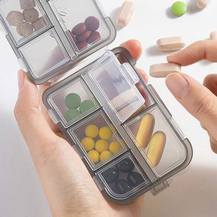 Bärbar pillerhållare med 10 förseglade fack, etiketter; kompakt design i plast för säker och organiserad medicinförvaring.