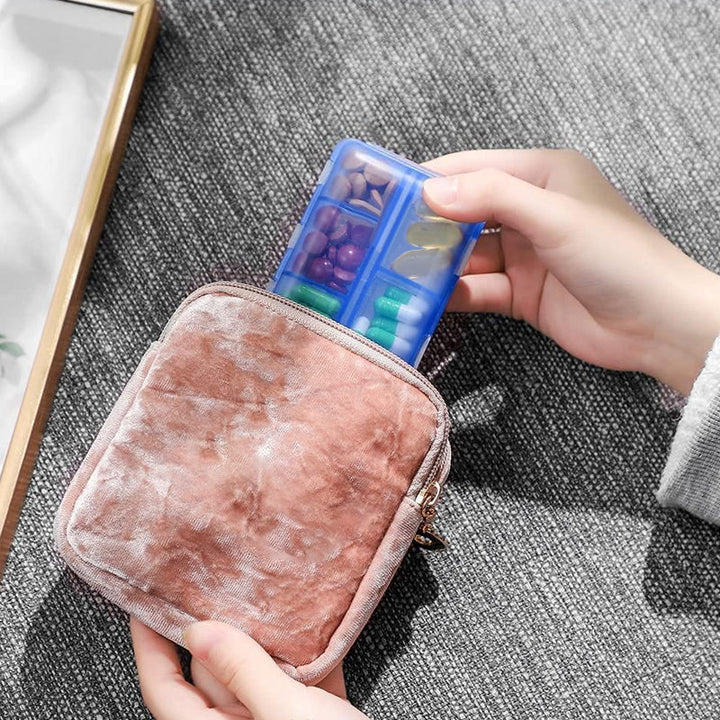 Bärbar pillerlåda i flera färger, kompakt design, perfekt för resa och förvaring av piller, vitaminer och småsaker.