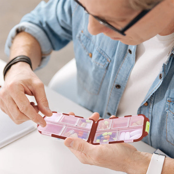 Bärbar pillerlåda i flera färger, kompakt design, perfekt för resa och förvaring av piller, vitaminer och småsaker.