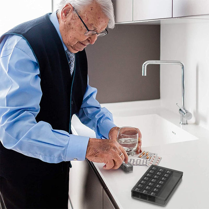 "Bärbar pillerorganisatör med 28 fack, stor kapacitet, genomskinligt material, smart organisering för resor och hemmabruk."