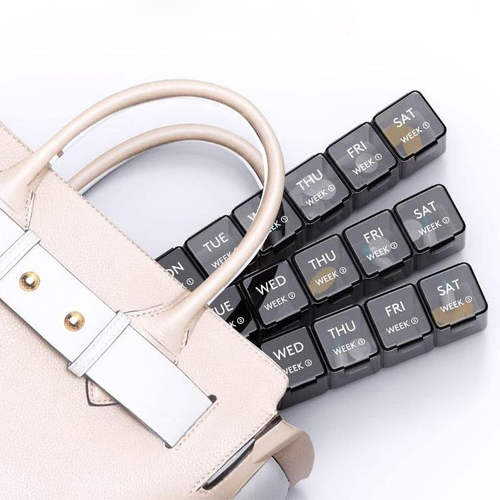 "Bärbar pillerorganisatör med 28 fack, stor kapacitet, genomskinligt material, smart organisering för resor och hemmabruk."