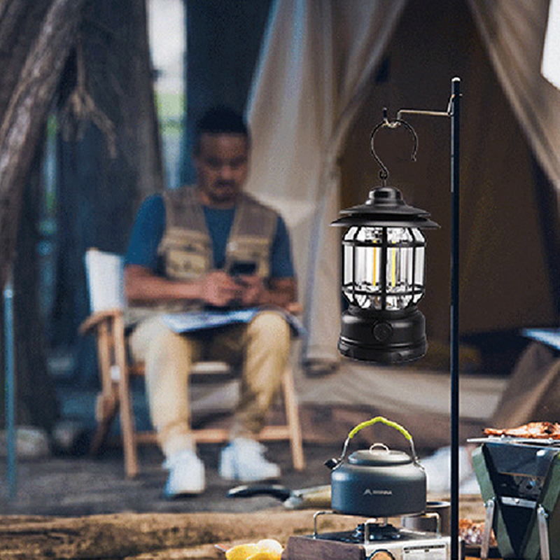 "Bärbar retro LED campinglampa, röd färg, med mjuk 360° belysning i stilren retro design för utomhusbruk."