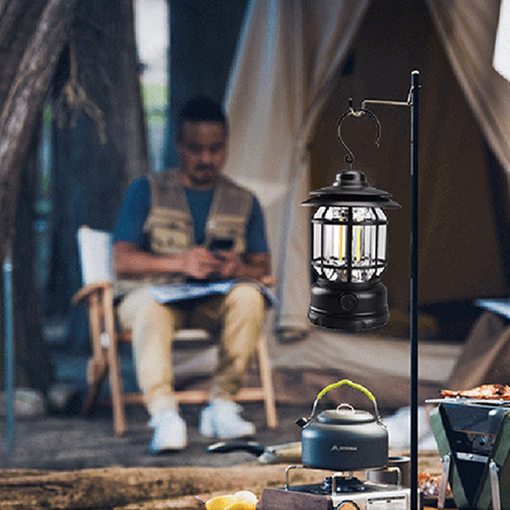 "Bärbar retro LED campinglampa, röd färg, med mjuk 360° belysning i stilren retro design för utomhusbruk."