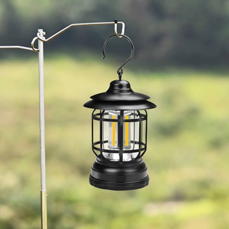 "Bärbar retro LED campinglampa, röd färg, med mjuk 360° belysning i stilren retro design för utomhusbruk."