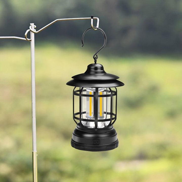 "Bärbar retro LED campinglampa, röd färg, med mjuk 360° belysning i stilren retro design för utomhusbruk."