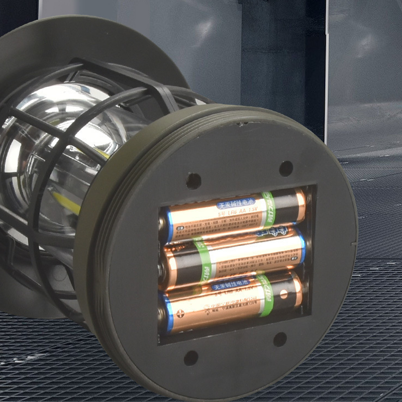 "Bärbar retro LED campinglampa, röd färg, med mjuk 360° belysning i stilren retro design för utomhusbruk."