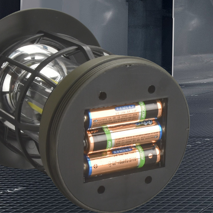 "Bärbar retro LED campinglampa, röd färg, med mjuk 360° belysning i stilren retro design för utomhusbruk."