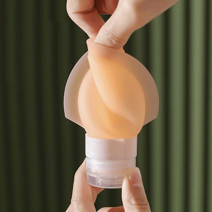 "Bärbar silikonflaska för resor med stor öppning, lätt att fylla. Perfekt accessoar för schampo och lotion på resan."