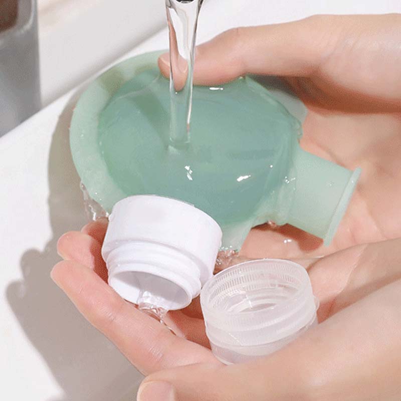 "Bärbar silikonflaska för resor med stor öppning, lätt att fylla. Perfekt accessoar för schampo och lotion på resan."