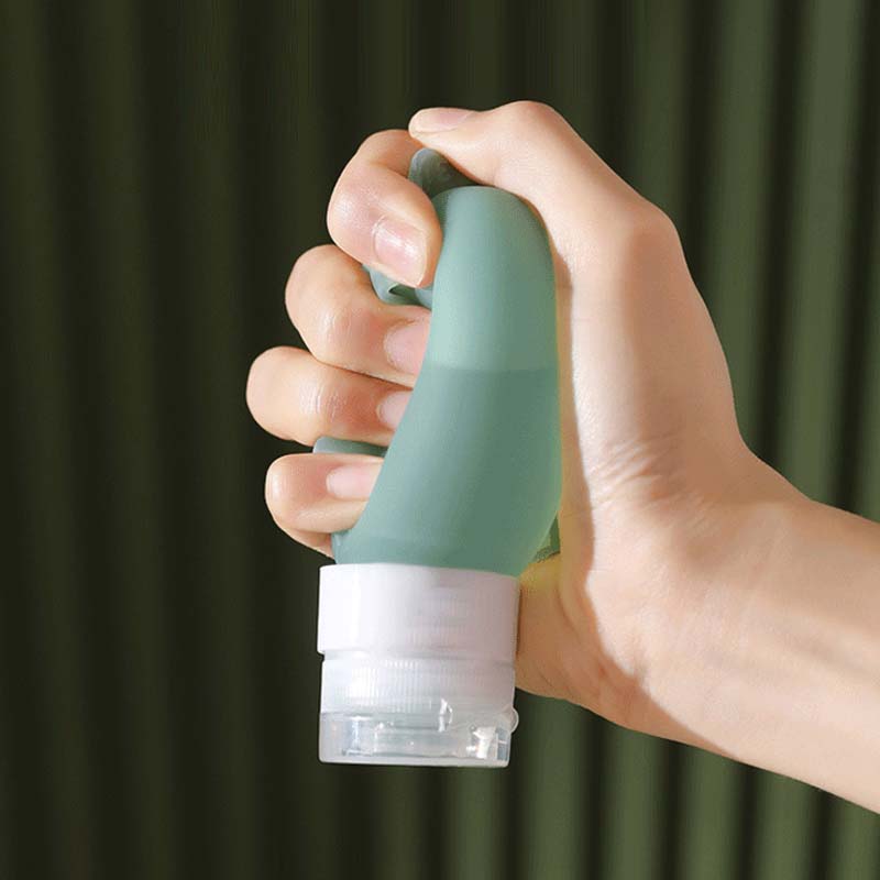 "Bärbar silikonflaska för resor med stor öppning, lätt att fylla. Perfekt accessoar för schampo och lotion på resan."