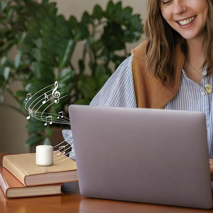 "Bärbar trådlös Bluetooth-högtalare i macaroon-färg med modern design, kompakt och lätt, perfekt för resor och hemmet."