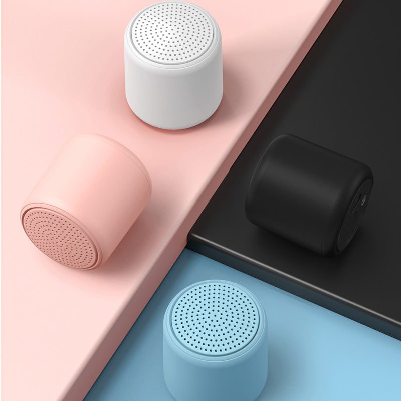 "Bärbar trådlös Bluetooth-högtalare i macaroon-färg med modern design, kompakt och lätt, perfekt för resor och hemmet."