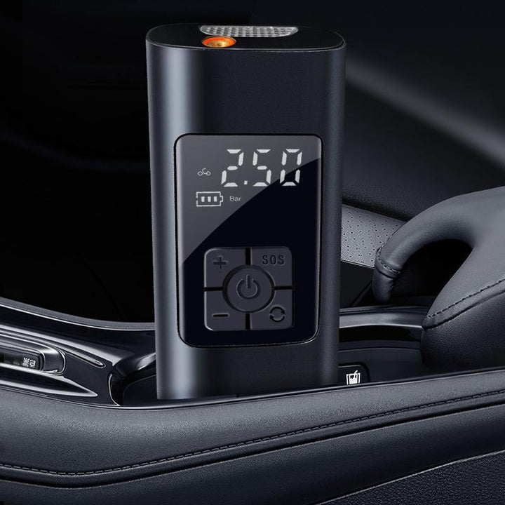 "Bärbar trådlös luftpump med LED-display, kompakt design, visar exakt däcktryck, multifunktionella munstycken."