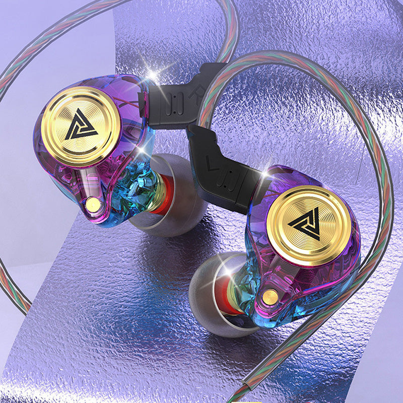 "Bärbara trådbundna in-ear hörlurar med mikrofon, vit, ergonomisk design, för överlägsen 3D-ljudupplevelse."