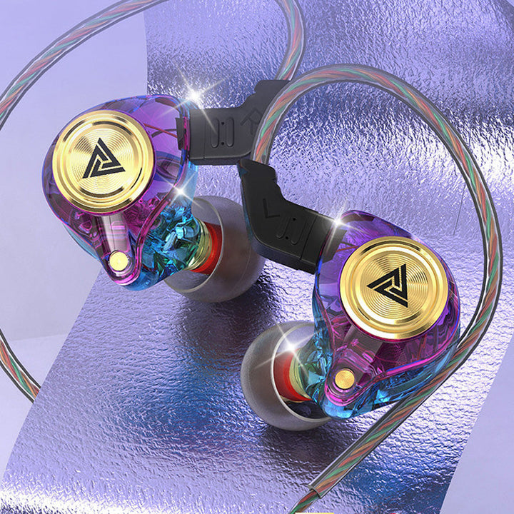 "Bärbara trådbundna in-ear hörlurar med mikrofon, vit, ergonomisk design, för överlägsen 3D-ljudupplevelse."