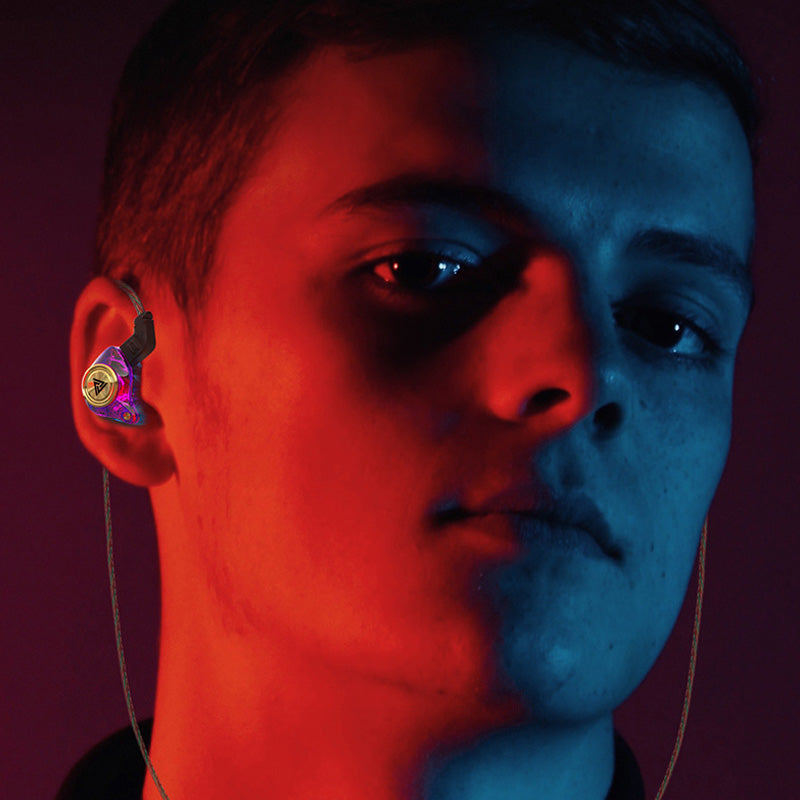 "Bärbara trådbundna in-ear hörlurar med mikrofon, vit, ergonomisk design, för överlägsen 3D-ljudupplevelse."