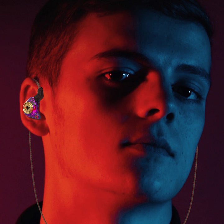 "Bärbara trådbundna in-ear hörlurar med mikrofon, vit, ergonomisk design, för överlägsen 3D-ljudupplevelse."