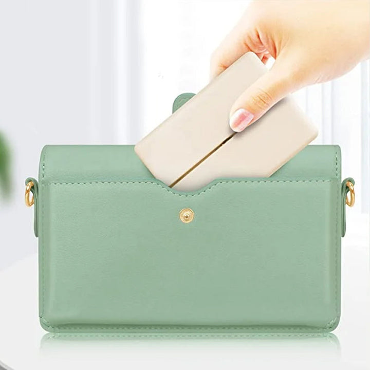 "Bärbart magnetiskt tablettfodral med 7 fack, kompakt design i beige, säker förvaring för piller och kosttillskott."