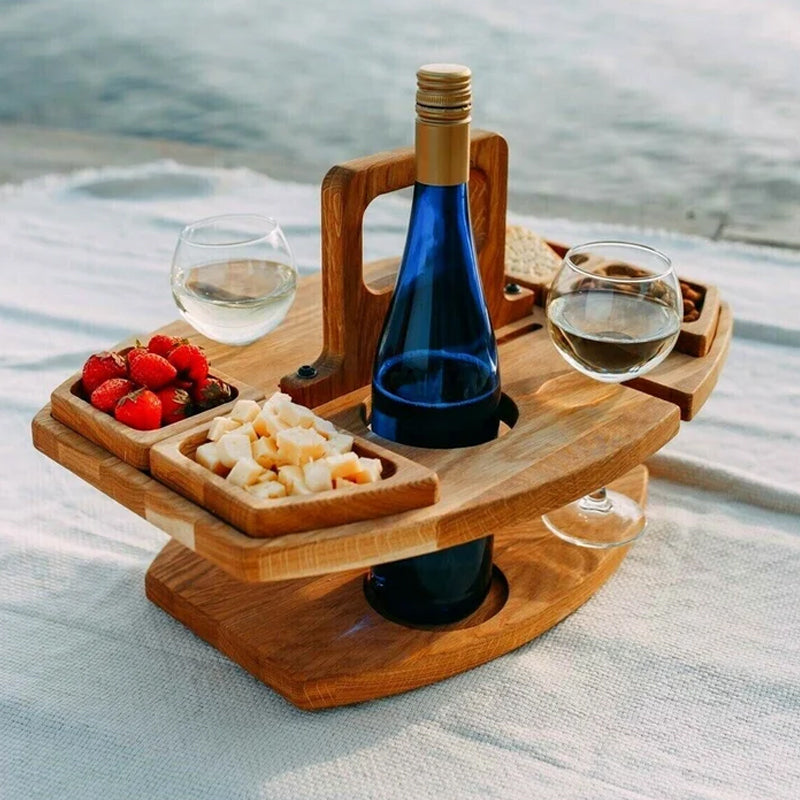 "Bärbart trä picknickbord med flaskhållare och matceller, perfekt för vin och snacks utomhus, naturfärgat och kompakt."