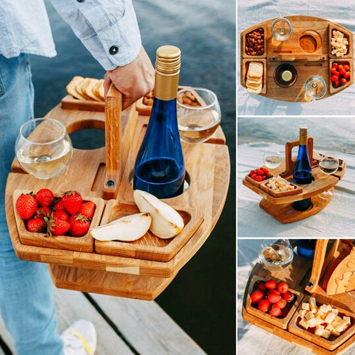 "Bärbart trä picknickbord med flaskhållare och matceller, perfekt för vin och snacks utomhus, naturfärgat och kompakt."