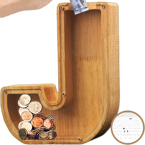 "Barn håller träbokstavs-spargris med glaspanel och bokstavsdesign, perfekt för pedagogisk sparning och inredning."