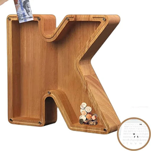 "Barn håller träbokstavs-spargris med glaspanel och bokstavsdesign, perfekt för pedagogisk sparning och inredning."