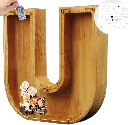 "Barn håller träbokstavs-spargris med glaspanel och bokstavsdesign, perfekt för pedagogisk sparning och inredning."