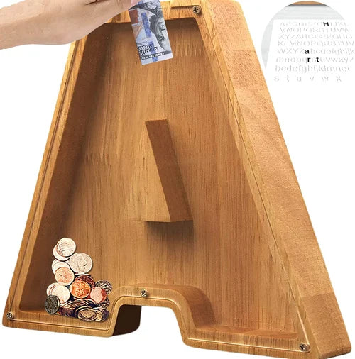 "Barn håller träbokstavs-spargris med glaspanel och bokstavsdesign, perfekt för pedagogisk sparning och inredning."