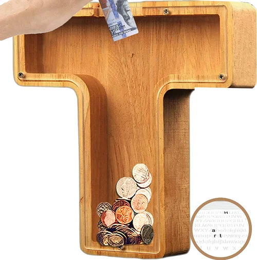 "Barn håller träbokstavs-spargris med glaspanel och bokstavsdesign, perfekt för pedagogisk sparning och inredning."