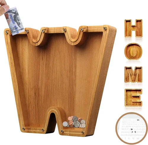 "Barn håller träbokstavs-spargris med glaspanel och bokstavsdesign, perfekt för pedagogisk sparning och inredning."