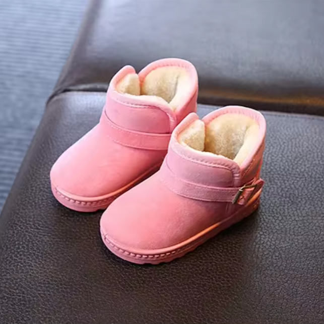 Vinterkängor för barn, ståendes på en snötäckt stig. Redo för äventyr, varma och slitstarka.