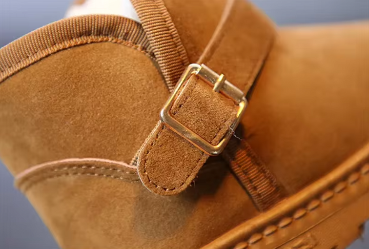 Inifrån bild på en barnkänga som visar utrymmet för foten, med tjockt foder. Komfortabla snöskor.