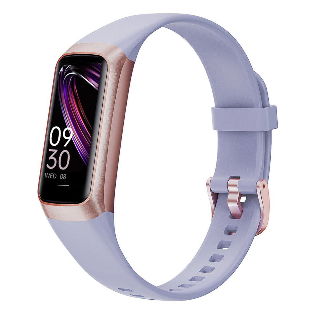 Barn som leker utomhus med smartklocka på armen, klockan visar antal steg tagna under aktivitet.