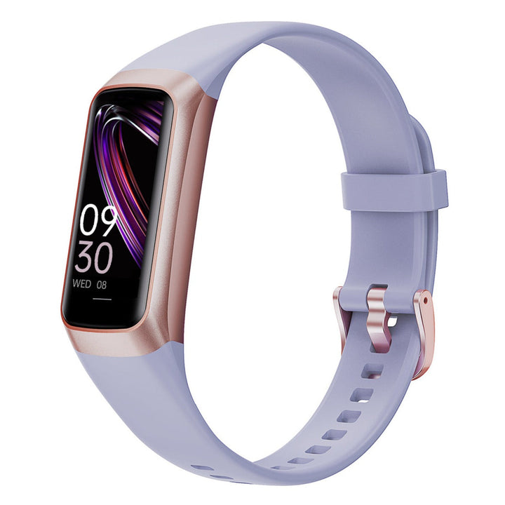 Barn som leker utomhus med smartklocka på armen, klockan visar antal steg tagna under aktivitet.