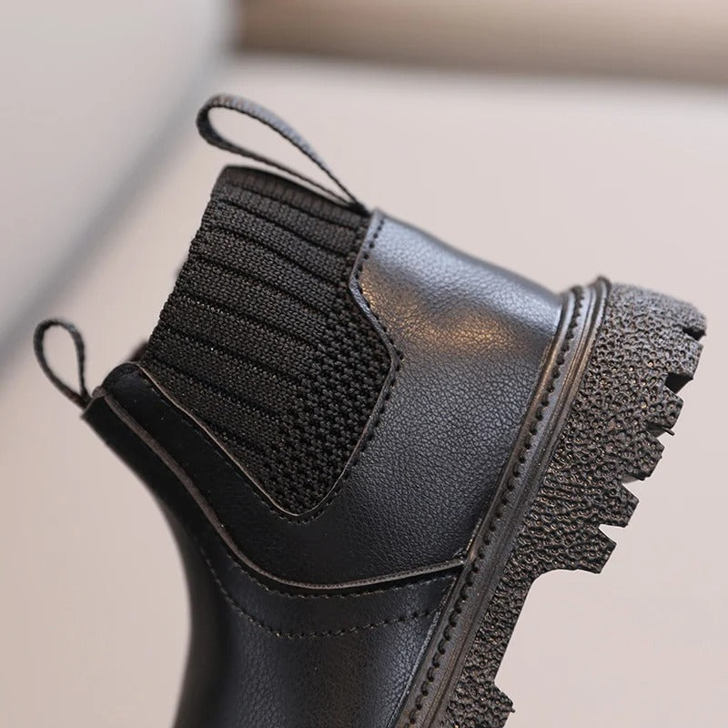 Trendiga barnstövlar i PU-läder med en minimalistisk look, perfekt för vardag och fest.