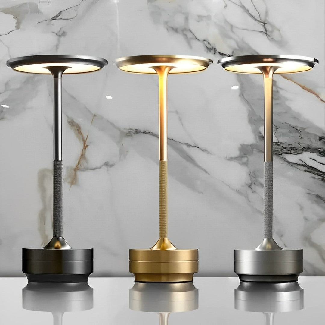 "Batteridriven bordslampa Iron med metallisk finish, justerbar ljusstyrka och 4000mAH batteri för flexibel belysning."