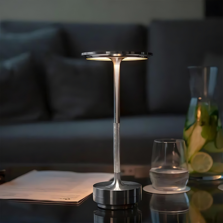 "Batteridriven bordslampa Iron med metallisk finish, justerbar ljusstyrka och 4000mAH batteri för flexibel belysning."