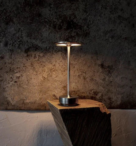 "Batteridriven bordslampa Iron med metallisk finish, justerbar ljusstyrka och 4000mAH batteri för flexibel belysning."