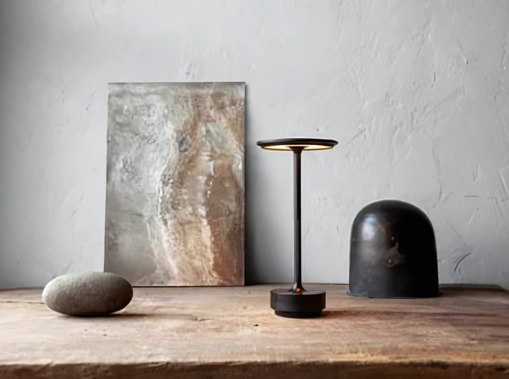 "Batteridriven bordslampa Iron med metallisk finish, justerbar ljusstyrka och 4000mAH batteri för flexibel belysning."
