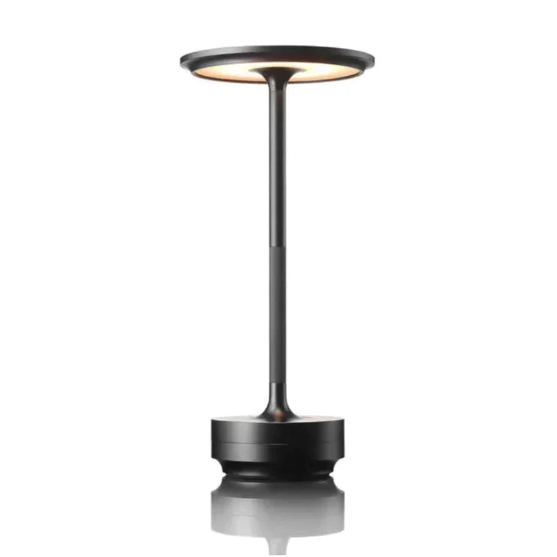 "Batteridriven bordslampa Iron med metallisk finish, justerbar ljusstyrka och 4000mAH batteri för flexibel belysning."