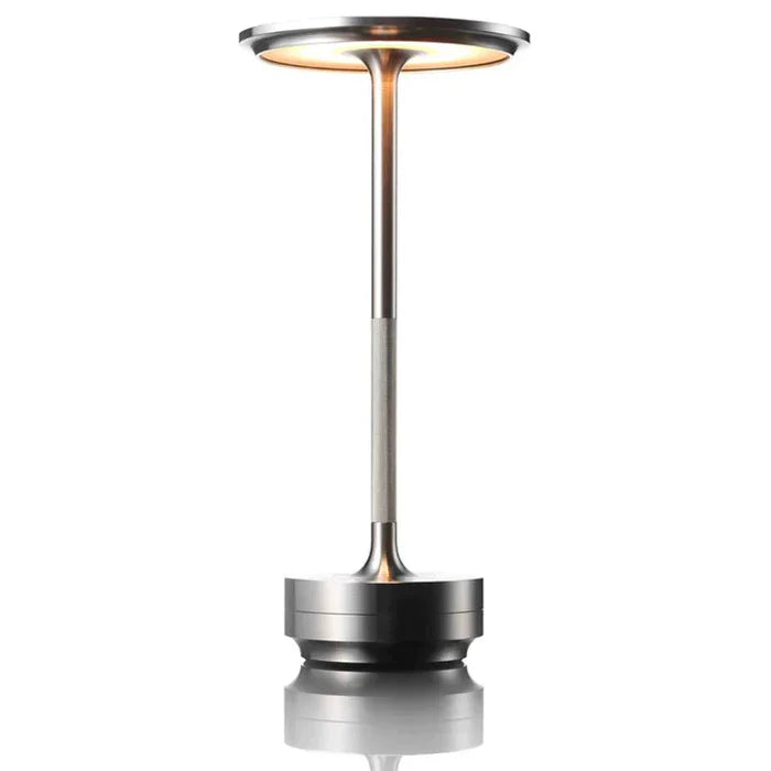 "Batteridriven bordslampa Iron med metallisk finish, justerbar ljusstyrka och 4000mAH batteri för flexibel belysning."