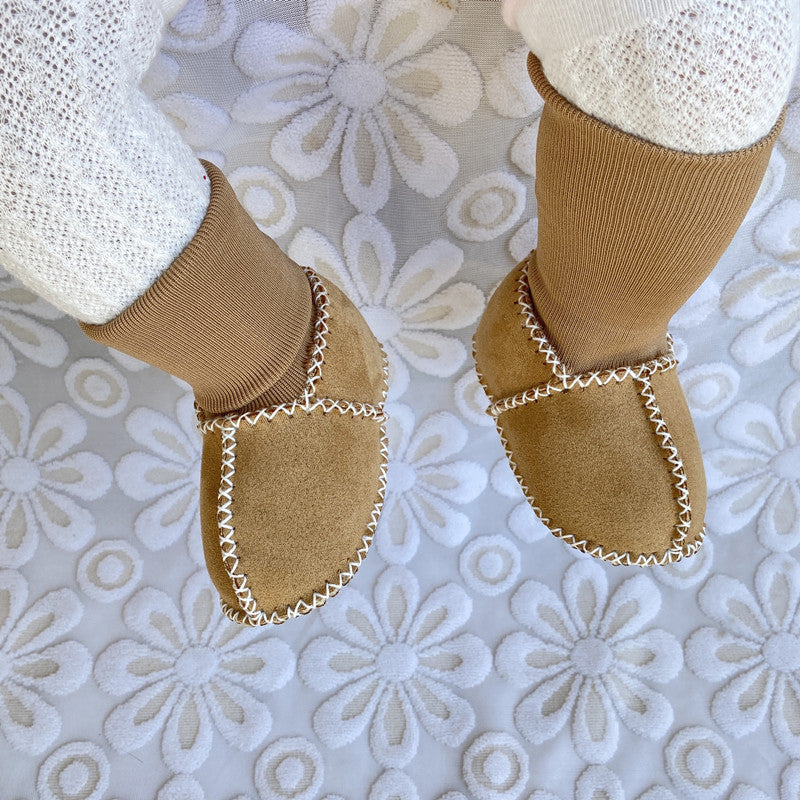 "Bebis vinterstrumpor med anti-slip, fodrade i bomullsull, hög rör design, elastisk passform i ljusa färger."