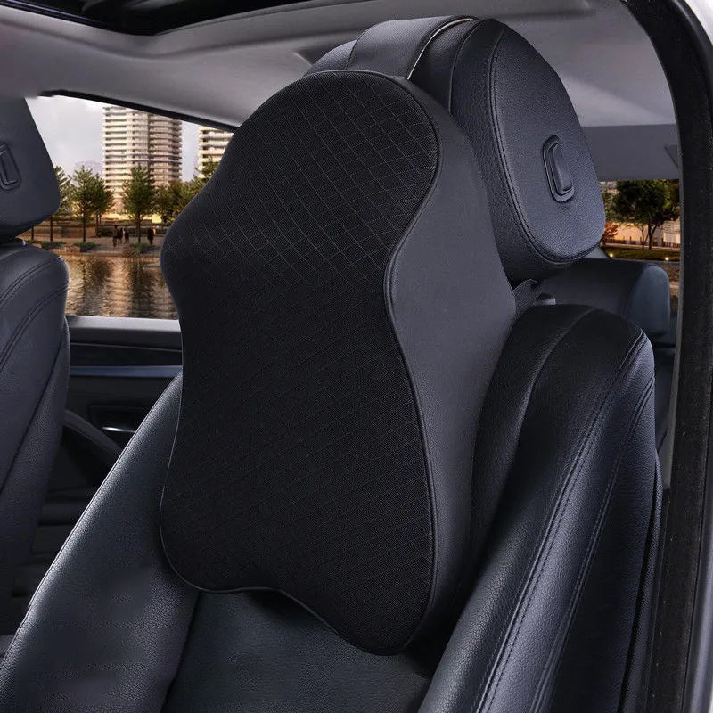 "Beige ergonomisk nackkudde med minnesskum för bilsäte; erbjuder komfort och stöd vid långa bilresor."