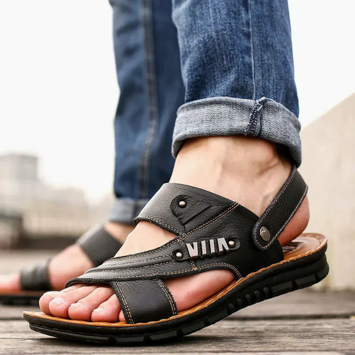 "Beige herrsandaler med justerbara remmar och halkfri sula för ergonomisk komfort på en grön bakgrund."