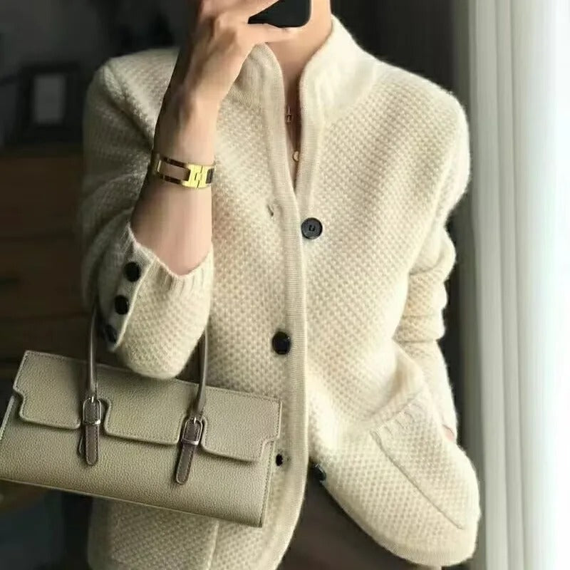 "Beige stickad damjacka, långärmad tidlös design, passar vardagsbruk, mjukt material, perfekt till alla säsonger."