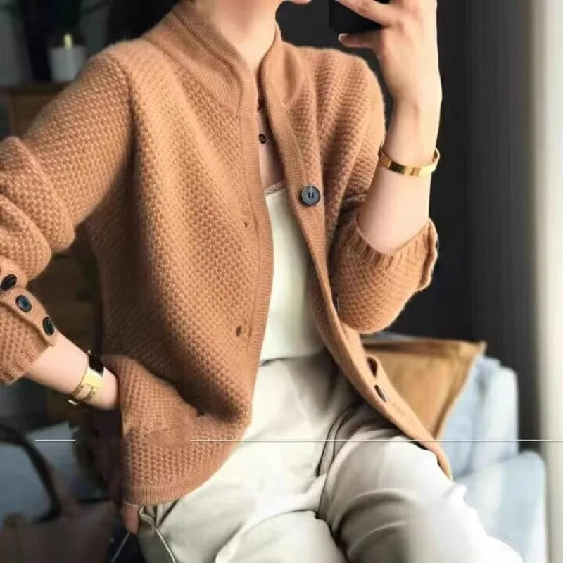 "Beige stickad damjacka, långärmad tidlös design, passar vardagsbruk, mjukt material, perfekt till alla säsonger."