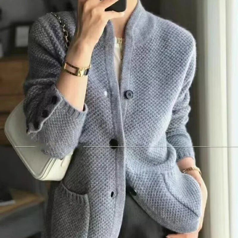 "Beige stickad damjacka, långärmad tidlös design, passar vardagsbruk, mjukt material, perfekt till alla säsonger."