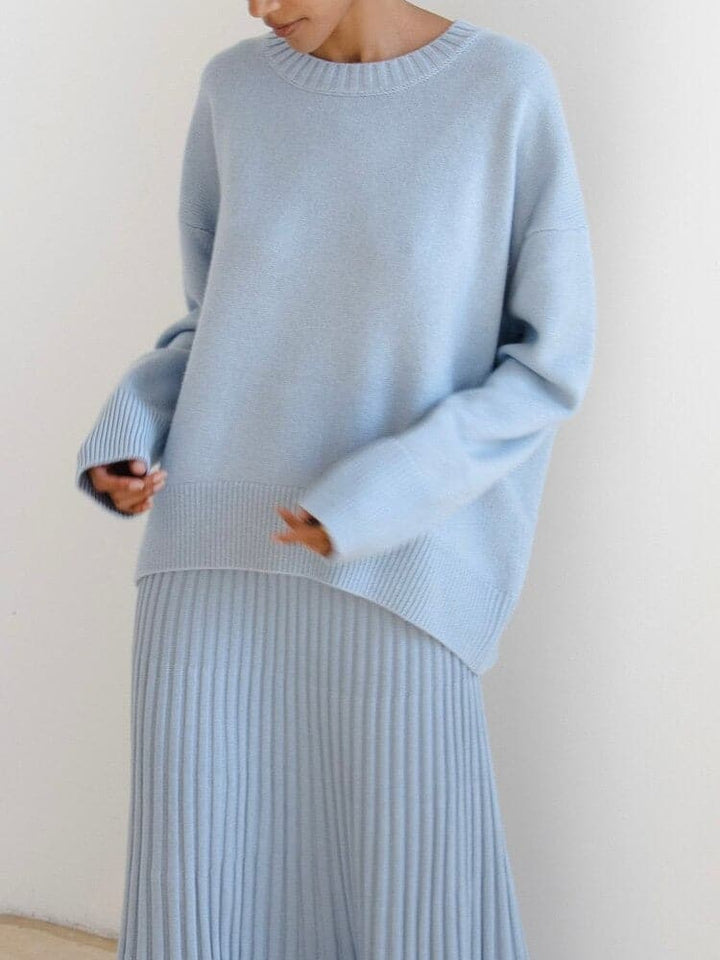 "Bekväm oversized tröja i ljusblå bomull för kvinnor, med generös passform och ribbade detaljer för trendig stil."