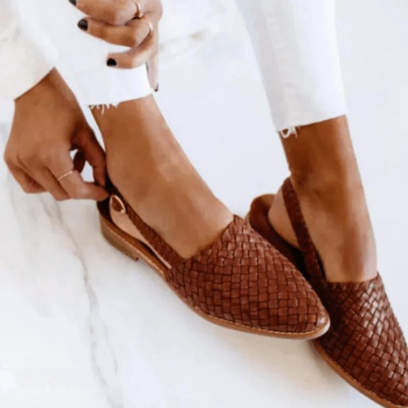 Bekväma slip - ons med justerbar design - Glowseva