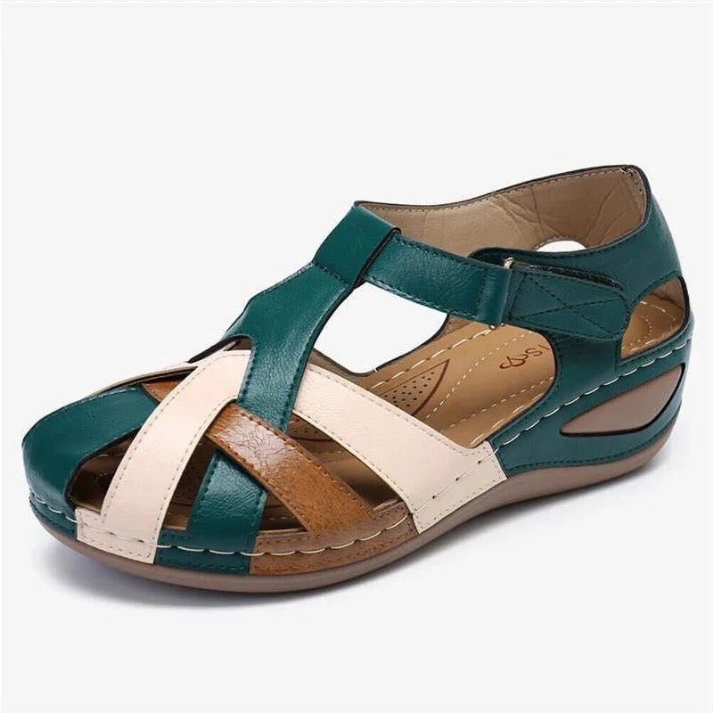 Bekväma vattentäta slip-on sommarsandaler med rundad tå och lätt sula, perfekt för strand och promenader.